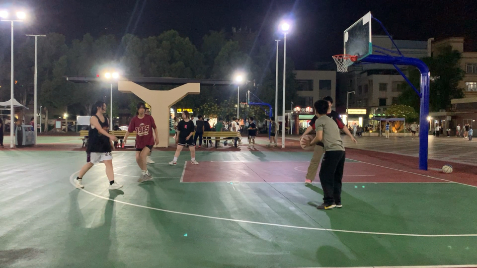超高水准对抗：篮球比赛洋溢着激情与荣耀